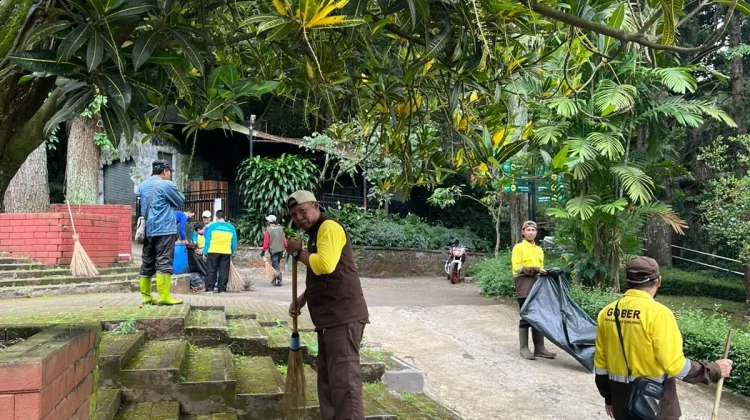 Seratusan Personel Bersihkan Kawasan Kebun Binatang Bandung