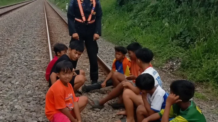 Ngabuburit di Rel Kereta Bisa Terancam Kurungan Penjara