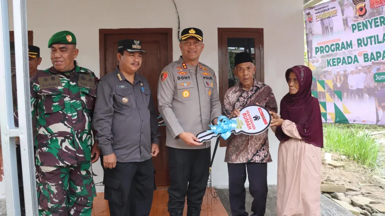 Polres Subang Serahkan Kunci Rumah, dalam Program Rutilahu