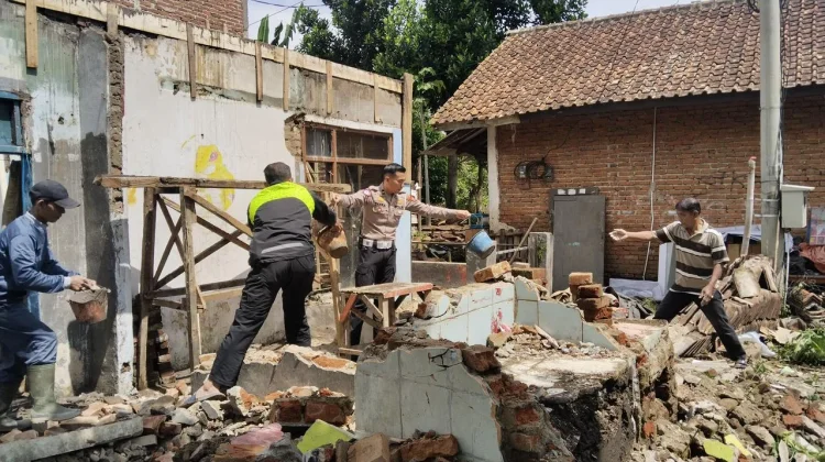 Polres Garut Kembali Salurkan Program Rehabilitasi Rutilahu