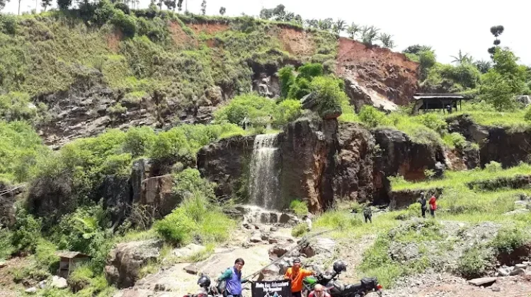 Bandung Timur, Memiliki Curug Batu Templek