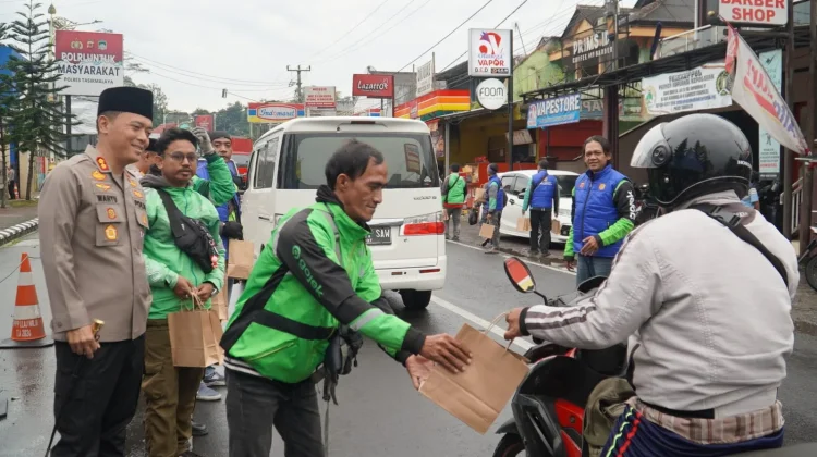 Polres Tasikmalaya Gandeng Ojol Tebar Kebaikan di Jumat Berkah