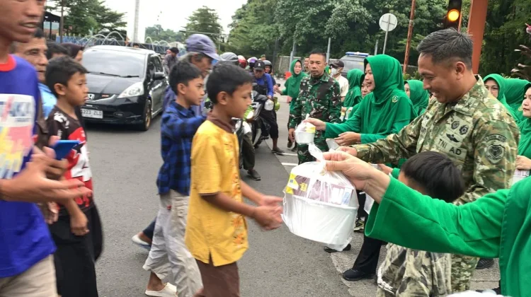 Kebersamaan Kodim 0610/Sumedang dan Persit Bagikan Takjil