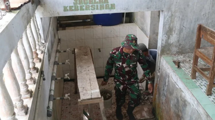 TMMD Ke-127 Kodim 0624 Rehab MCK Masjid Cipelah