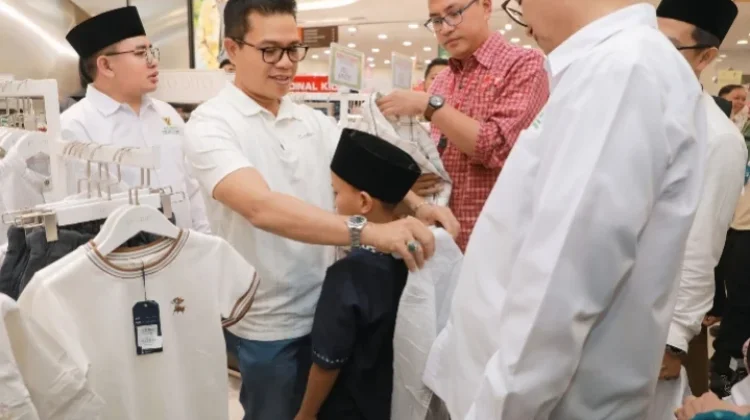 Bupati Bandung Ajak Ratusan Anak Yatim Piatu Belanja Pakaian Lebaran