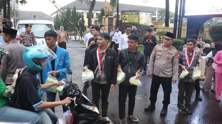 Polres Subang Tebar 500 Paket Takjil