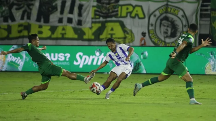 Tahan Imbang Persebaya 2-2, Pelatih Persib Enggan Komentari Kinerja Sang Pengadil