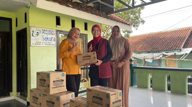 Ineu Purwadewi Sundari Serahkan Bantuan Biskuit Bergizi ke Posyandu Jatihurip