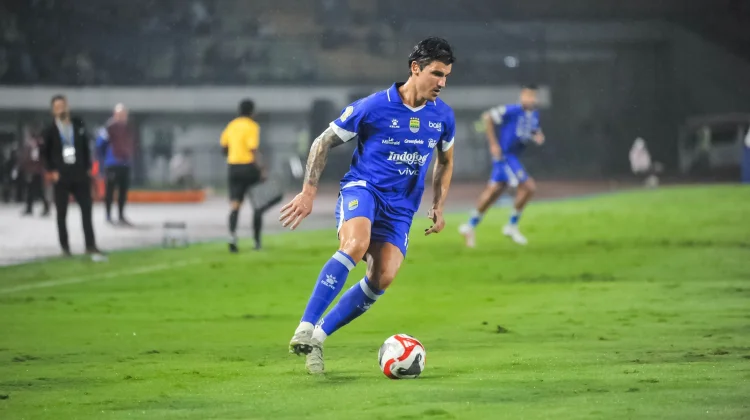 Sempat Berbenturan dengan Pemain Persebaya, Kondisi Sergio Castel Aman