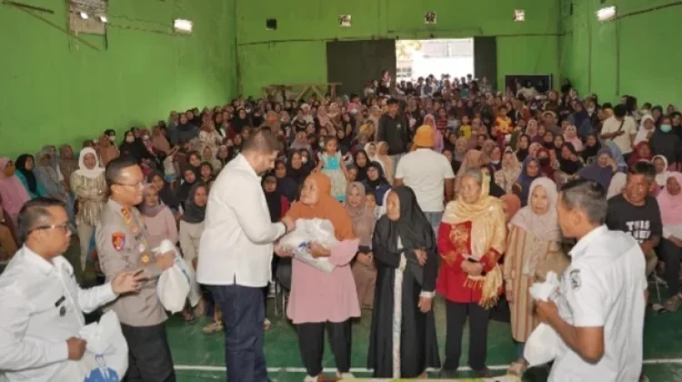 Rajiv Bagikan 30.000 Paket Sembako di Bandung