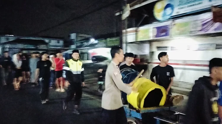 Program Rawatib, Polsek Jalancagak Bangunkan Warga untuk Sahur