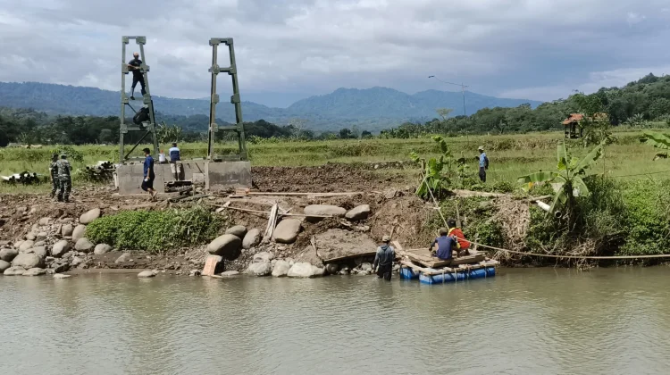 TNI-AD Peduli, Bangun Jembatan Gantung Garuda untuk Warga Cijambe Subang