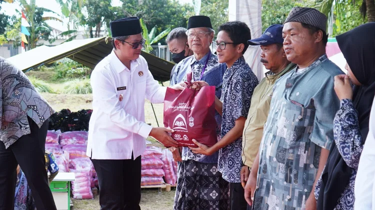 Wabup Subang Apresiasi Ponpes Ma'rifatussalaam Bagikan 5000 Paket Sembako