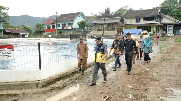 Pemkab Fokus Pantau Jalan Rusak di Garut Selatan
