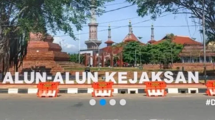 Senja Ramadhan Penuh Makna di Alun-Alun Kejaksan