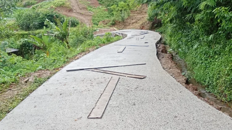 TMMD 127: Pengecoran Jalan Cipelah Rampung, Satgas Bersihkan Bekisting