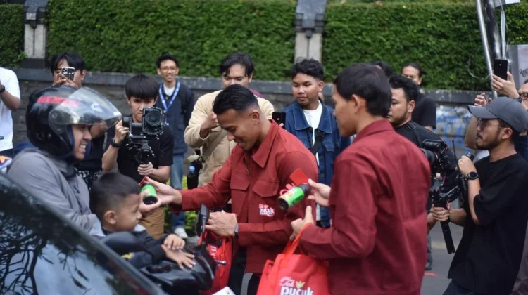 Heboh! Dua Pemain Persib Berbagi Takjil di Dago