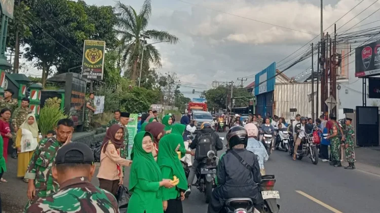 Koramil Tanjungsari dan Relawan Berbagi 4.500 Takjil di Jalur Nasional