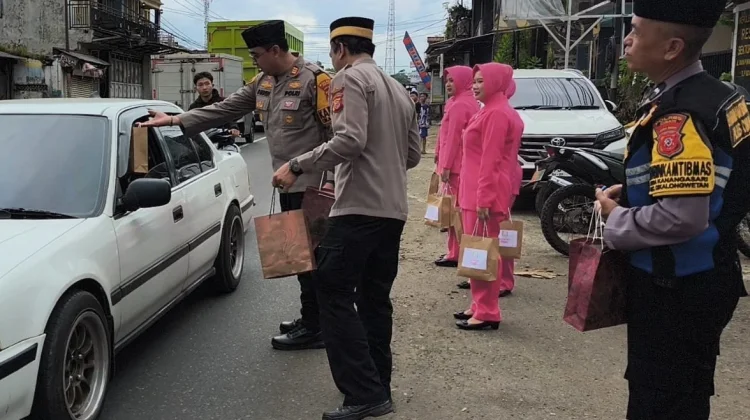 Jumat Berkah Ramadan, Polsek Cikalongwetan Bagikan Takjil