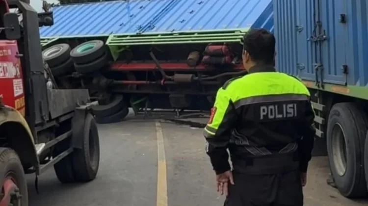 Gagal Menanjak, Truk Angkut Mie Instan di Malangbong Terguling