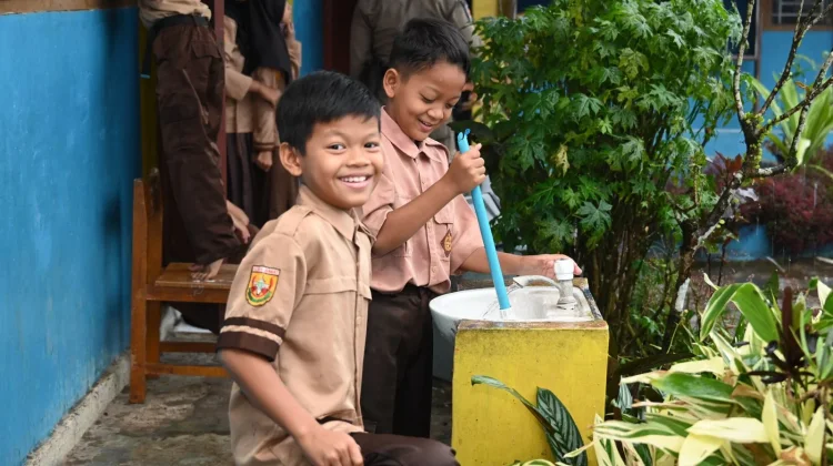 Menanamkan Kepedulian Lingkungan sejak Dini melalui Gerakan ASRI di Sekolah
