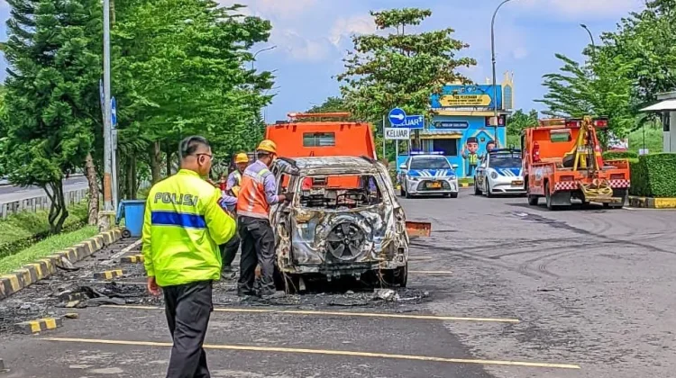 Kendaraan SUV Terbakar di Rest Area Tol Cipali