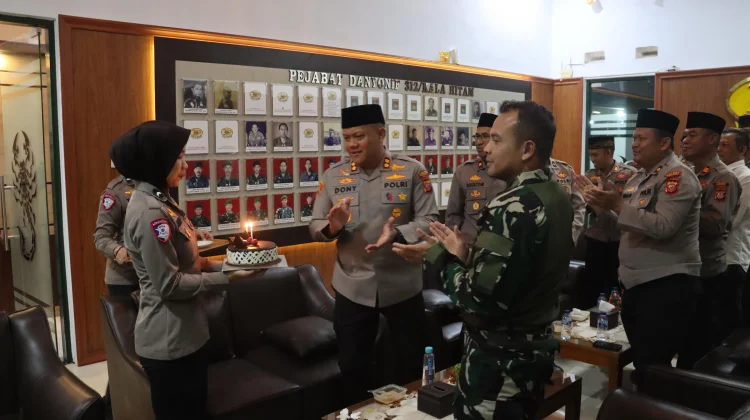 Kapolres Subang Beri Kejutan Danyon 312/KH saat Buka Bersama