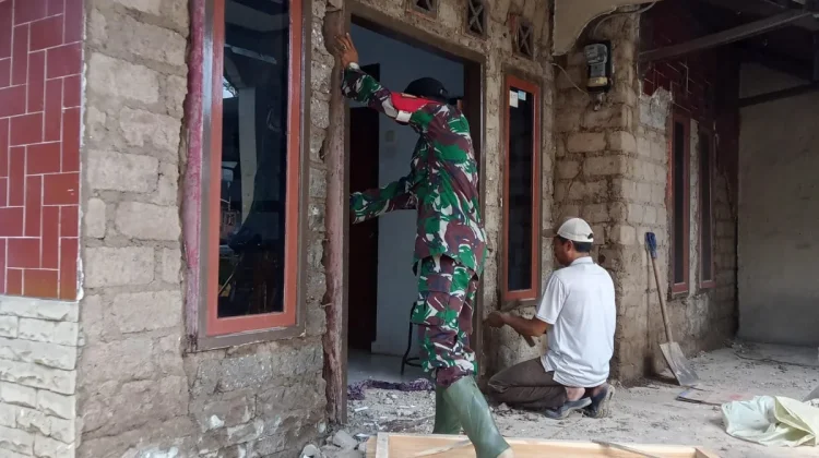 Babinsa Koramil Tanjungsiang Gelar Karya Bakti Perbaiki Rumah Warga