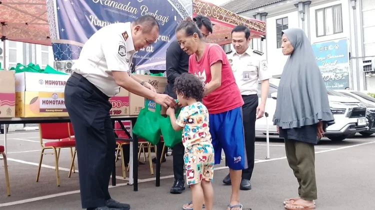 Solidaritas ASN, Kanwil Imigrasi Jabar Bagikan 200 Paket Takjil