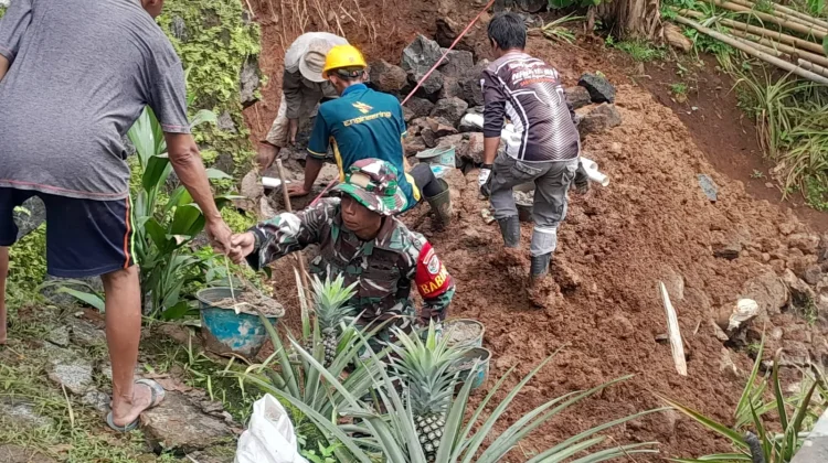 Warga dan Babinsa Korsmil Cijambe Perbaiki Bahu Jalan