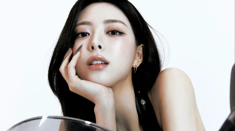 Yuna ITZY Rilis Foto Konsep untuk Debut Solo