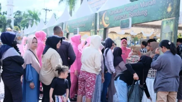 Polresta Bandung Gelar Gerakan Pangan Murah dan Buka Puasa Bersama, Warga Antusias