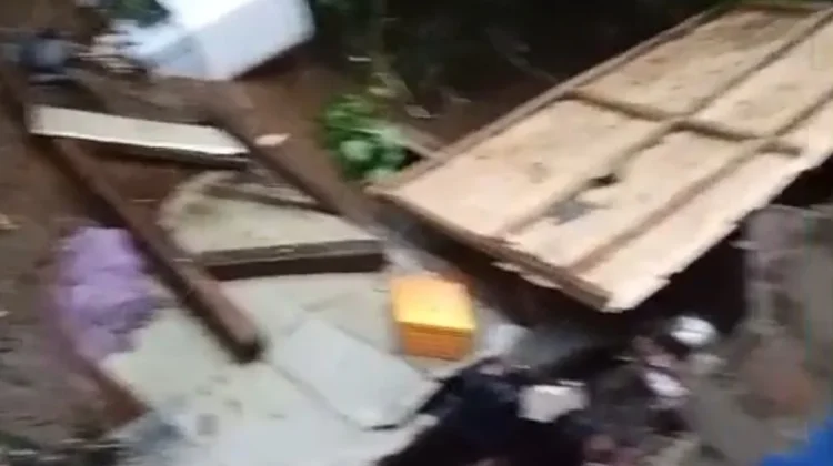 Bencana Hidrometeorologi, Dua Rumah Warga di Pasirwangi Ambruk