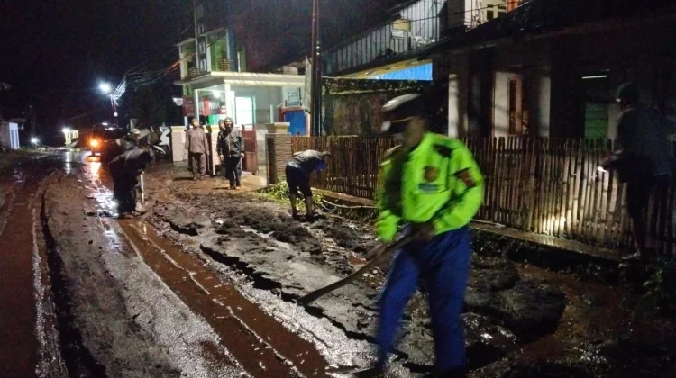 Hujan Deras, Akses Jalan Pasirwangi Tertutup Material Longsoran
