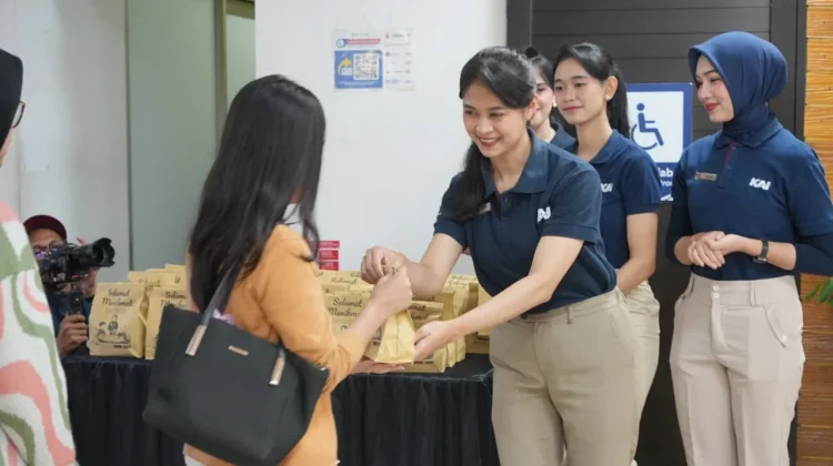 Selama Angkutan Lebaran, KAI Bandung Berikan Takjil Gratis