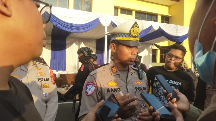 Petugas Tindak Tegas Truk Melintas Jalur Mudik