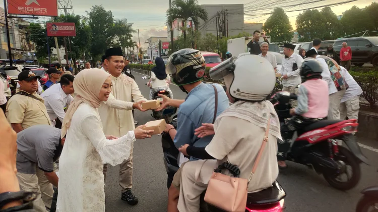 Ketua Anggota dan Pengurus Bagi Bagi Ta'jil