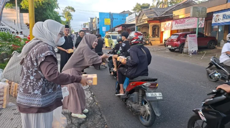 Perawat Kamar Bedah RSUD KHZ Musthafa Tasikmalaya Berbagi Takjil