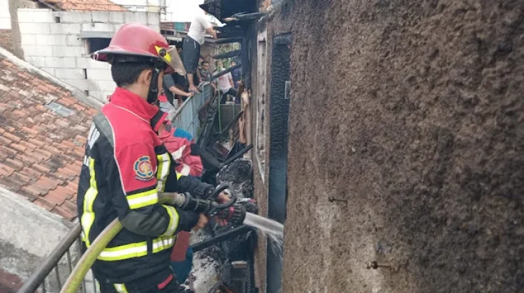 Kebakaran Hanguskan Gudang Masjid di Cimahi, Kerugian Diperkirakan Ratusan Juta