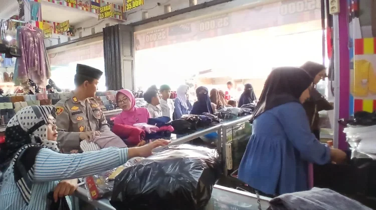 Ramadan Berkah, Polisi Ajak Anak Yatim Piatu Belanja Baju Lebaran