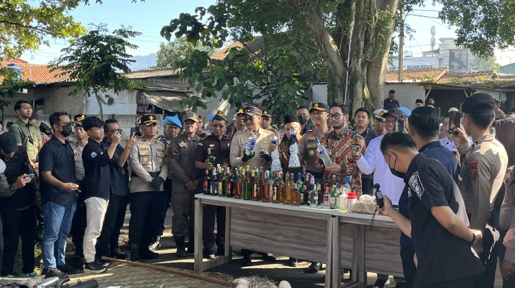Polres Cimahi Musnahkan Ribuan Botol Miras dan Narkotika, Komitmen Jaga Kamtibmas