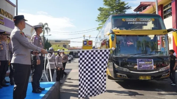 Polresta Bandung Berangkatkan 3 Bus Mudik Gratis, Mudik Aman, Keluarga Bahagia