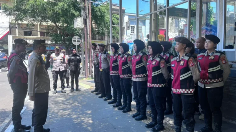 Lonjakan Pengunjung Mal, Polisi Cegah Parkir Liar yang Hambat Lalu Lintas