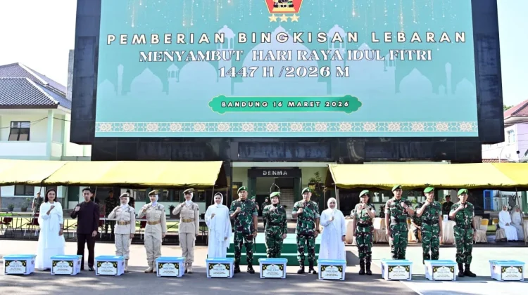 Dankodiklatad Serahkan Bingkisan Lebaran untuk Prajurit dan PNS Kodiklatad