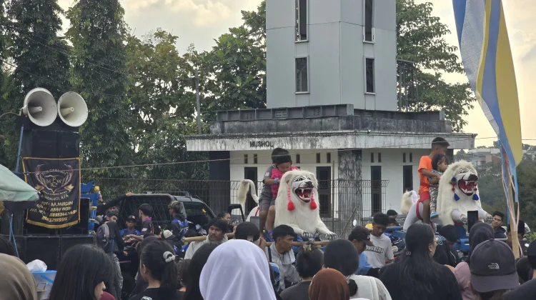 Benjang Kesenian Jawa Barat, Dipentaskan ditengah Kuliner Buka Puasa