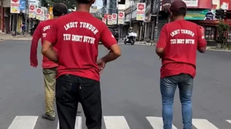 Penyanyi dan Sekelompok Penari Menghibur Pengendara di Stopan Sudirman Bandung