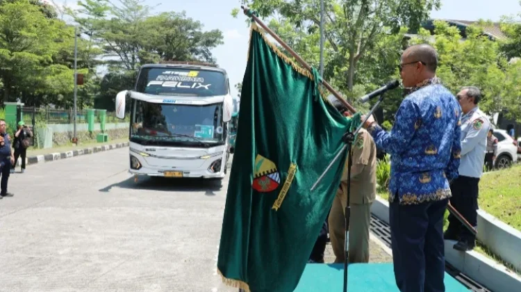 Bupati Bandung Lepas 14 Bus Mudik Gratis ke Solo dan Yogyakarta