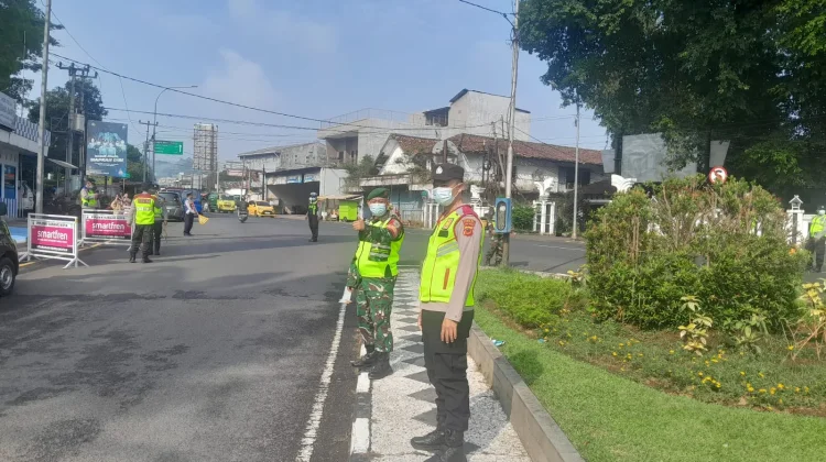 Sinergitas TNI/Polri di Subang Beri Pelayanan Kepada Masyarakat Pemudik