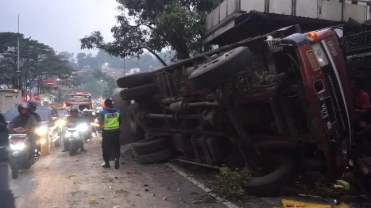 Truk Sapi Terguling di Nagreg, Seorang Pemudik Tewas dan Tiga Sapi Lepas