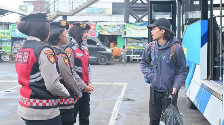 Polwan Polrestabes Bandung Lakukan Patroli Dialogis, Jaga Keamanan Periode Mudik